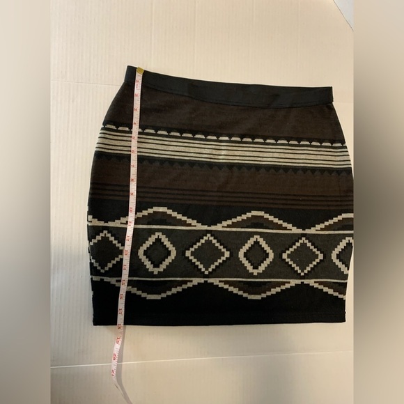 Suzy Shier ladies short skirt. In size L - Picture 5 of 6